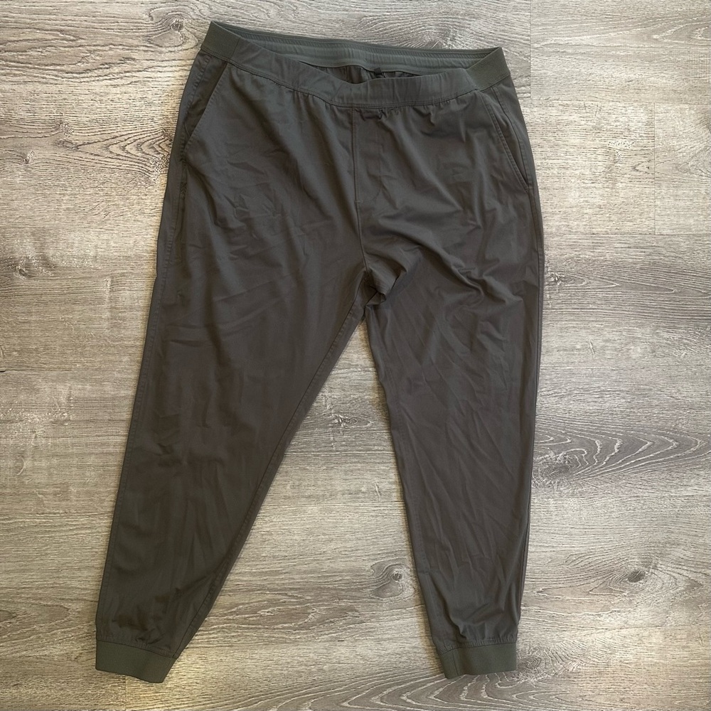 RHÔNE Men's Charcoal Jogger Pants with Pockets